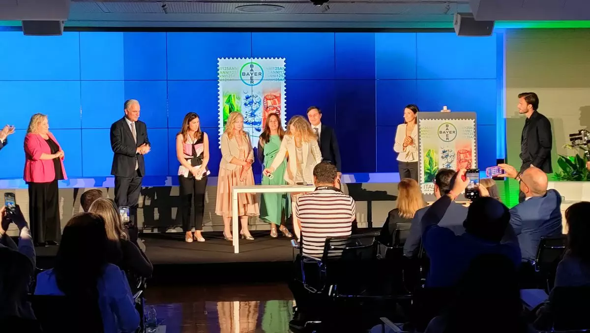 Eccellenze produttive, un francobollo celebra 125 anni Bayer in Italia