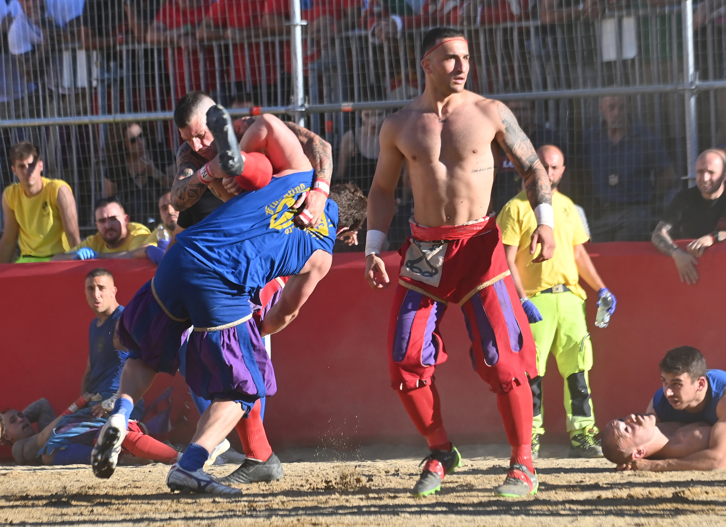 Calcio storico: finale Azzurri-Rossi. Squalificati 4 calcianti di Santa Croce. Flavio Cobolli magnifico messere (forse con Bove)