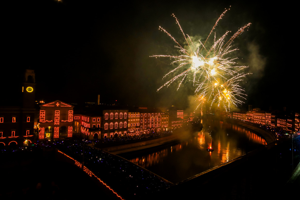 Pisa si prepara alla notte delle centomila fiammelle: stasera (16 giugno) la Luminara sui lungarni in onore del patrono San Ranieri