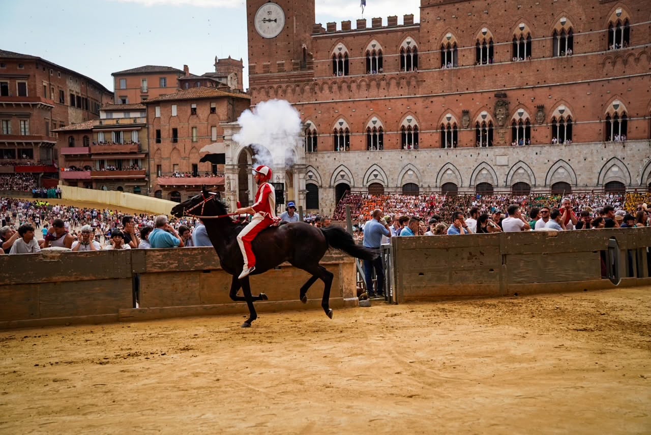 Palio di Siena 2026: la Giraffa vince la seconda prova