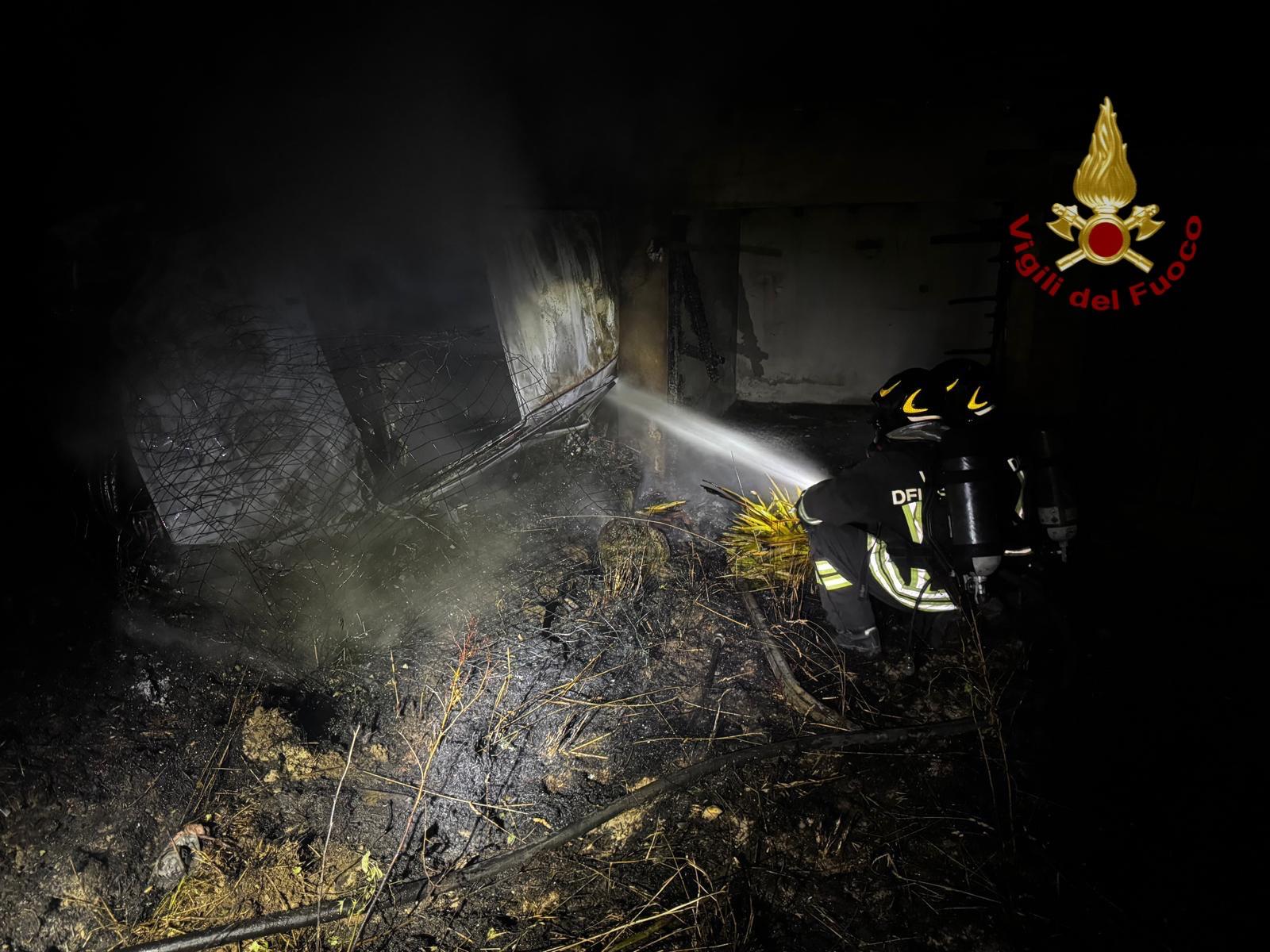 Arezzo: auto prende fuoco nella notte subito dopo incidente