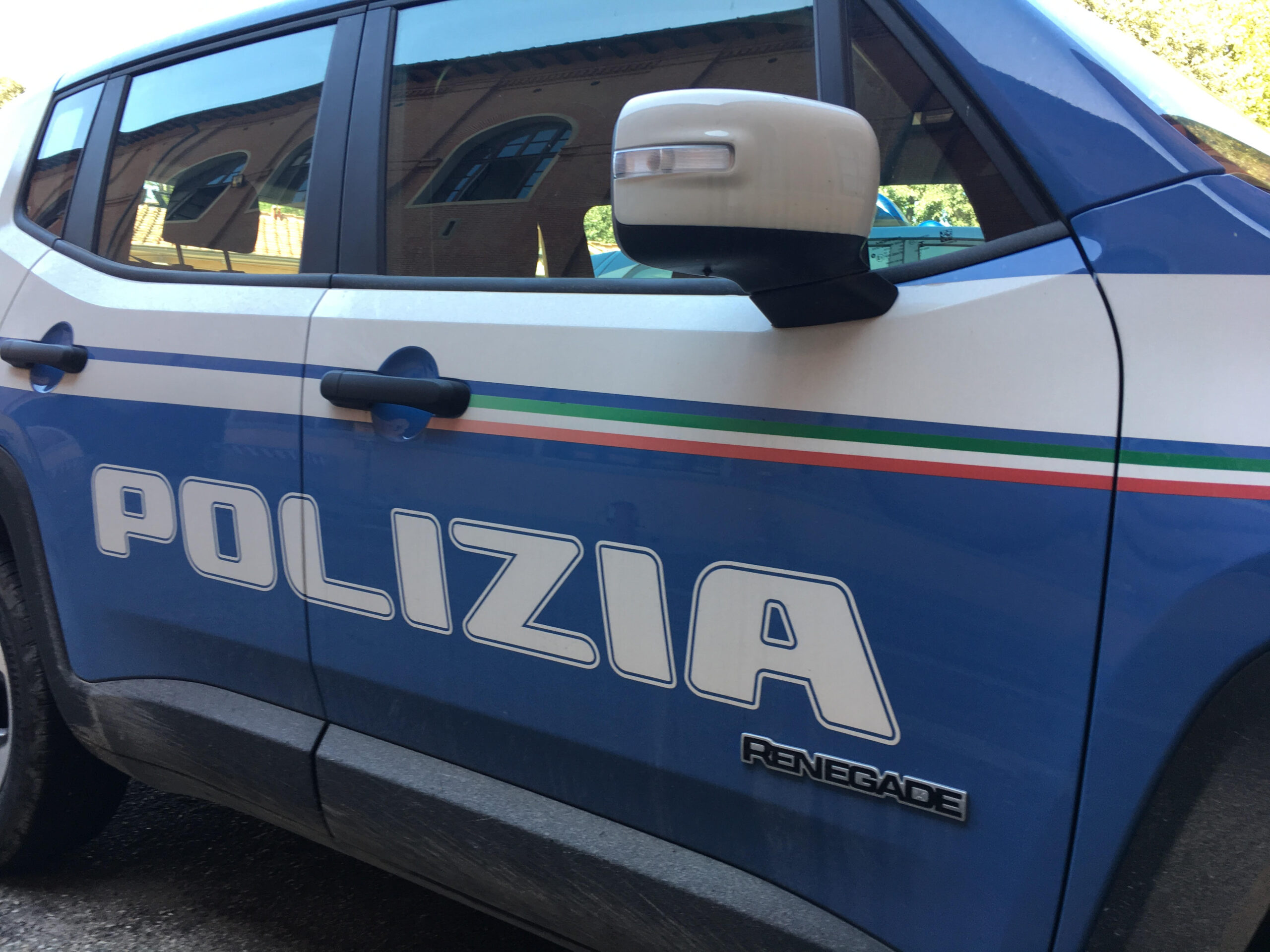 Sesto Fiorentino, rapine con pistola in due negozi: arrestato 22enne