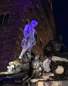 Centenario della Fiorentina: palazzi e monumenti colorati di viola (foto)