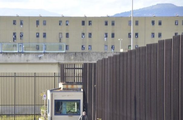 Prato: sequestrati alla Dogaia droga e un cellulare