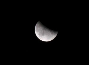 Eclissi lunare del 28 agosto: oscuramento del 96% all’alba. Si potrà ammirare senza occhiali