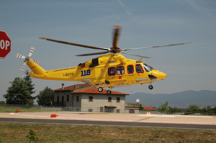 Pietrasanta: 55enne si dà fuoco in strada, trasportato in gravi condizioni al Gaslini di Genova