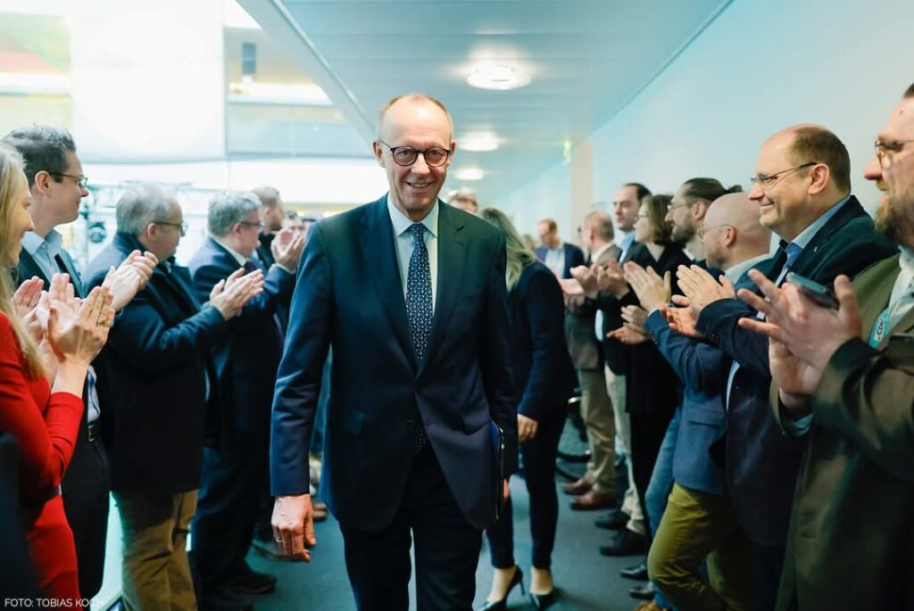 Germania: ultradestra Afd vince in Meclemburgo. La sinistra della Linke trionfa a Berlino. Merz: “Un disastro”. Ma non si dimette