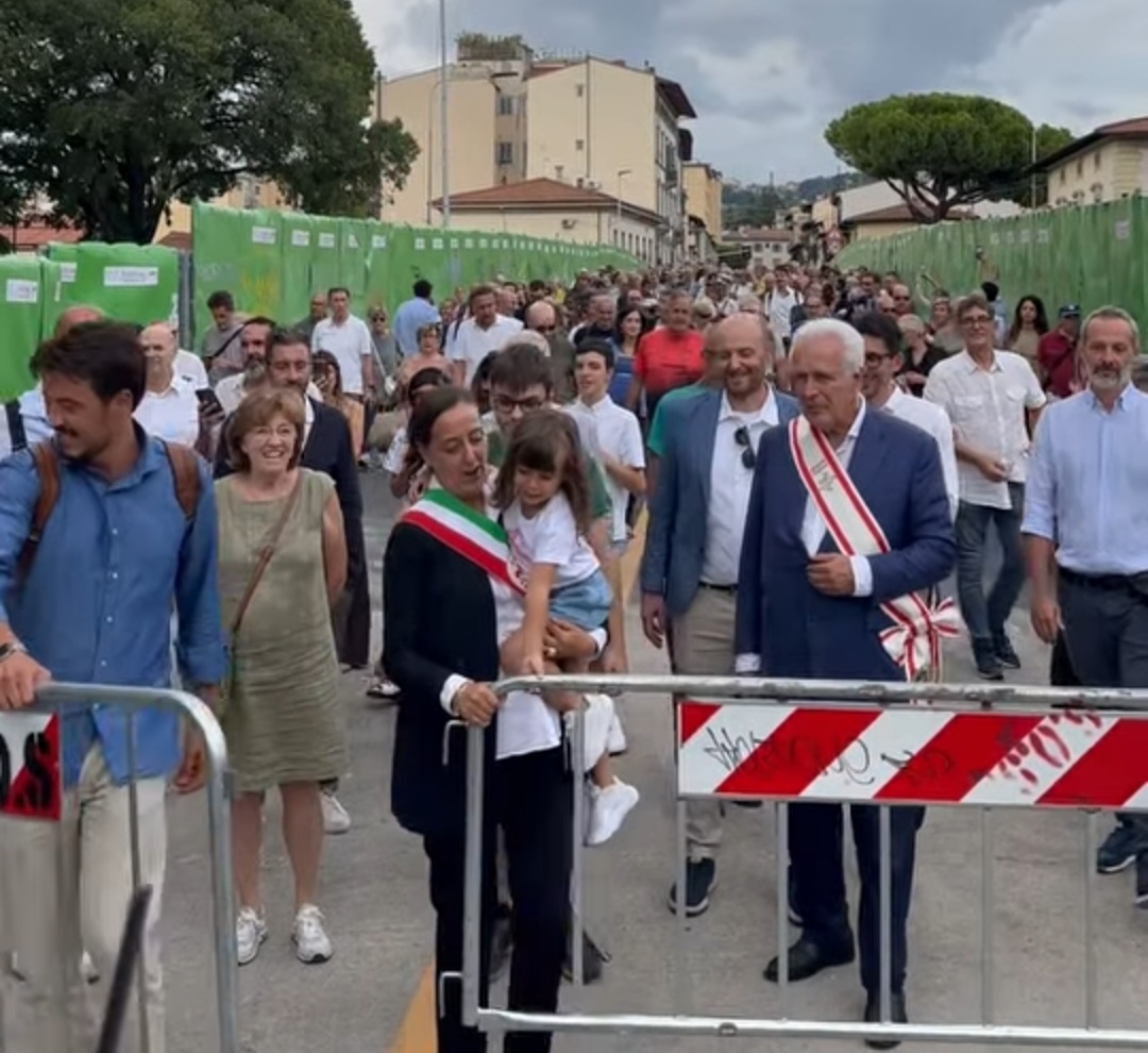 Firenze: Ponte al Pino riaperto dopo 4 mesi.  Sindaca: taglio del nastro con brindisi. E via al traffico