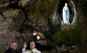 Papa Leone XIV, bagno di folla anche a Lourdes: “Non è normale togliere la vita per compassione”