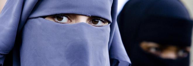 Scuola: multe fino a mille euro per il burqa in classe. Tetto del 30% di stranieri nelle prime. Gli istituti superiori diventano licei
