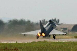 Nato: jet italiani abbattono drone sulla Lituania. Aveva la bomba. Crosetto: “Presenza su fianco Est fondamentale”