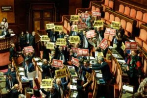 Legge elettorale passa al Senato: con 113 voti a favore e 71 contro. Protesta l’opposizione. Ora il testo torna alla Camera