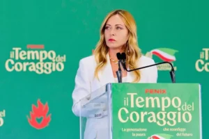 Scuola, stretta di Meloni: “In classe tetto agli stranieri e divieto di burqa”. Scontro con Schlein. Protesta la sindaca di Firenze