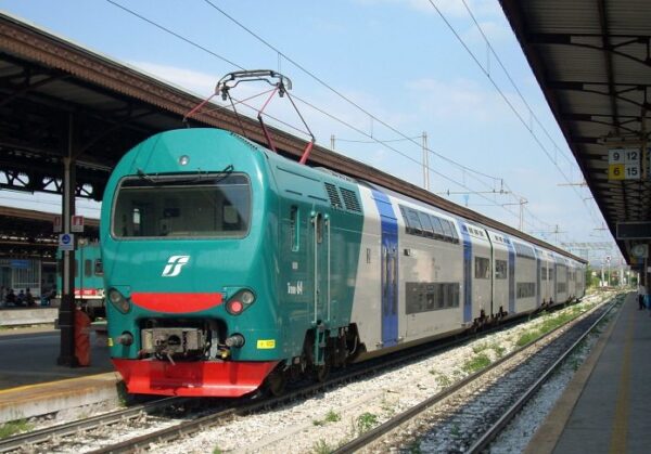 Treni, linea Roma-Firenze: convoglio merci esce dai binari e urta regionale a Pontassieve: stop alla circolazione, bus sostitutivi
