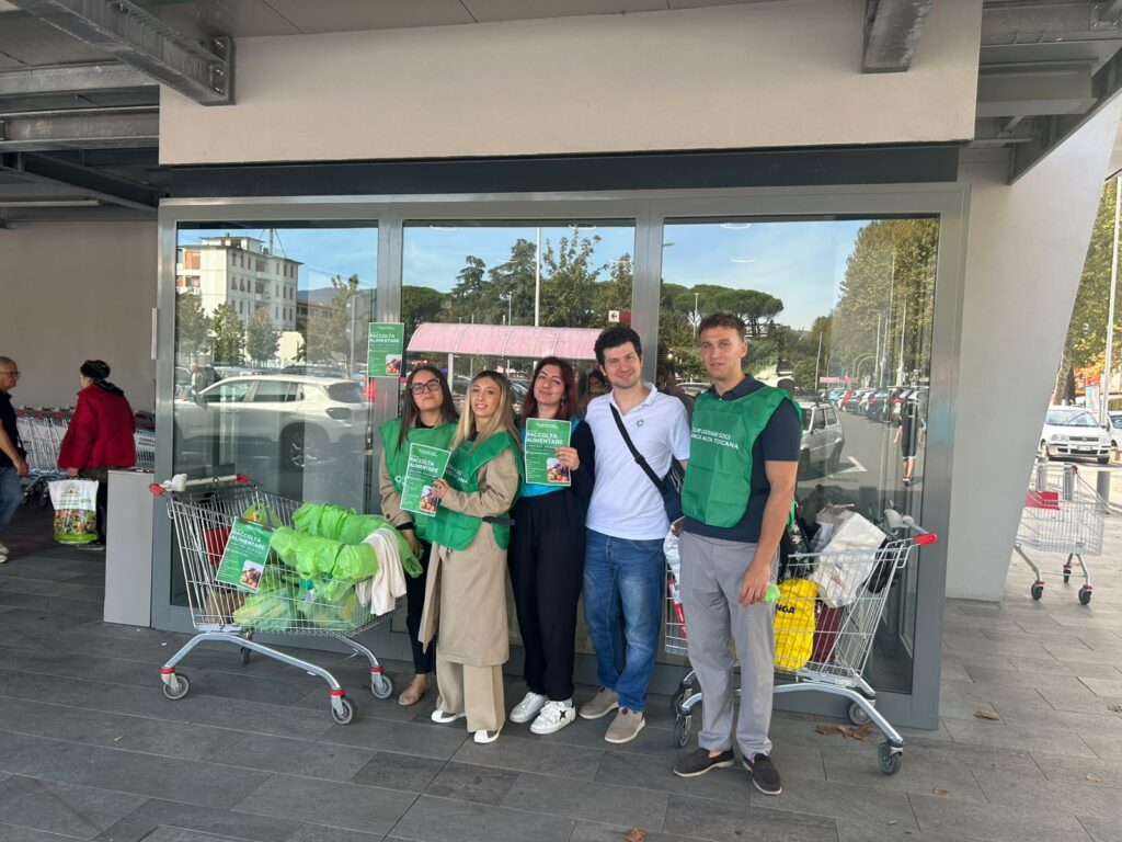 Raccolta alimentare: dal 2011 i Giovani soci di Banca Alta Toscana riempiono i carrelli di solidarietà