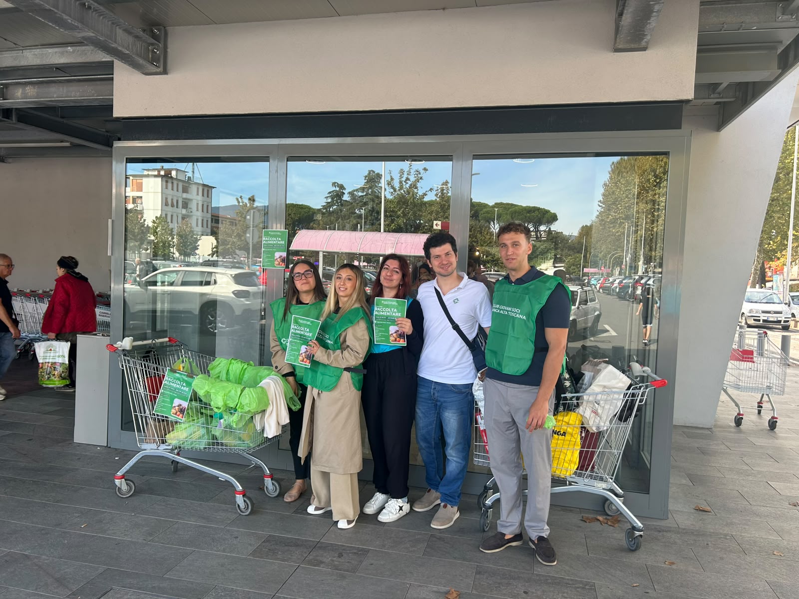 Raccolta alimentare: dal 2011 i Giovani soci di Banca Alta Toscana riempiono i carrelli di solidarietà