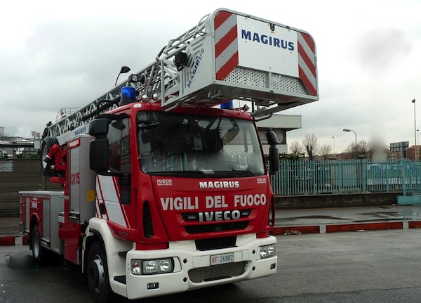 Prato: auto nella scarpata a Carmignano. Ferito 20enne. Recuperato dai vigili del fuoco con autoscala