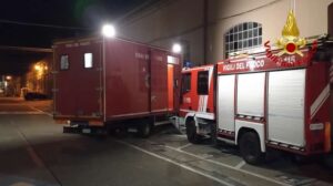 Fuga di gas a Firenze: paura in via dei Renai, strada chiusa. Evacuati un ristorante e due famiglie