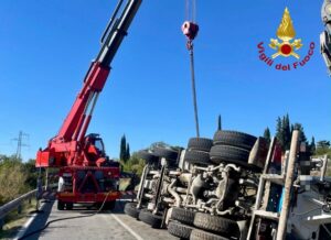 Pomarance: betoniera si ribalta sulla statale