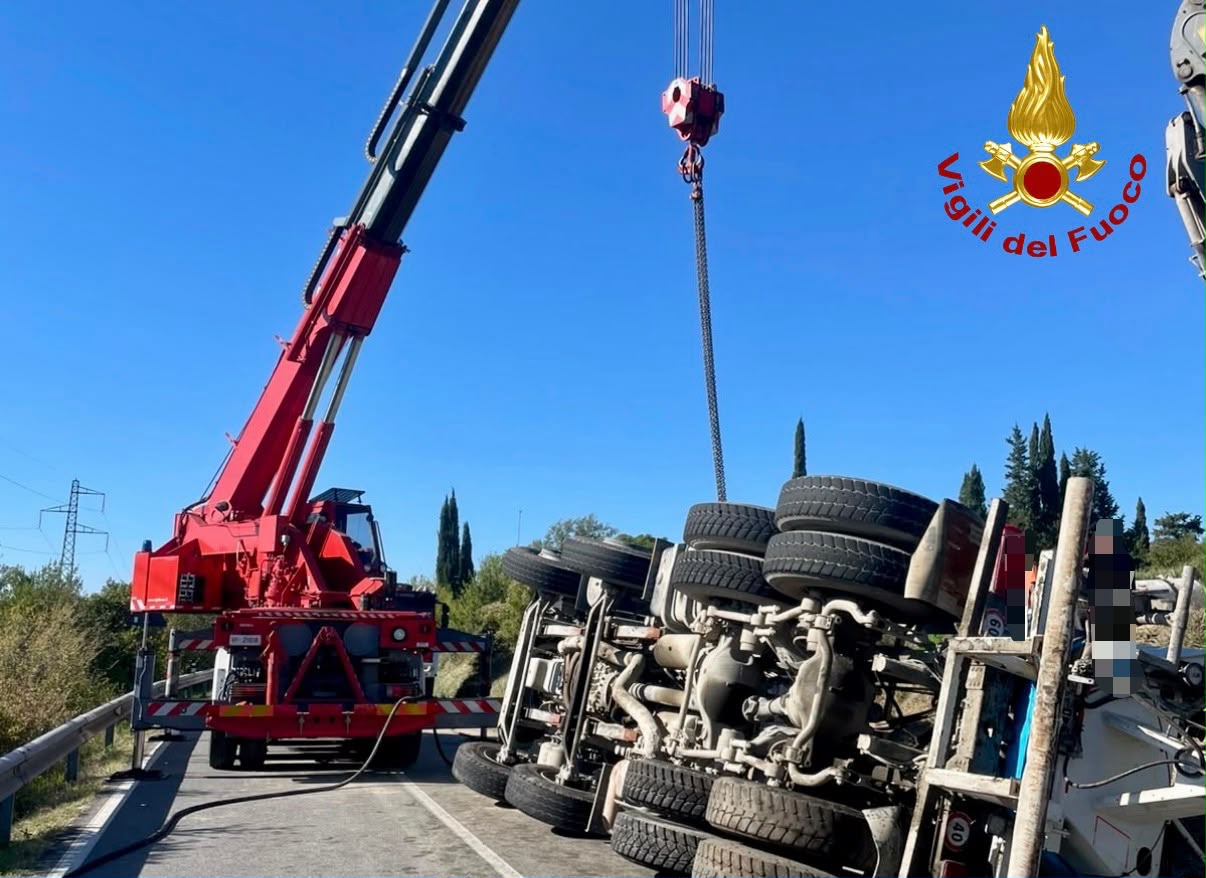 Pomarance: betoniera si ribalta sulla statale