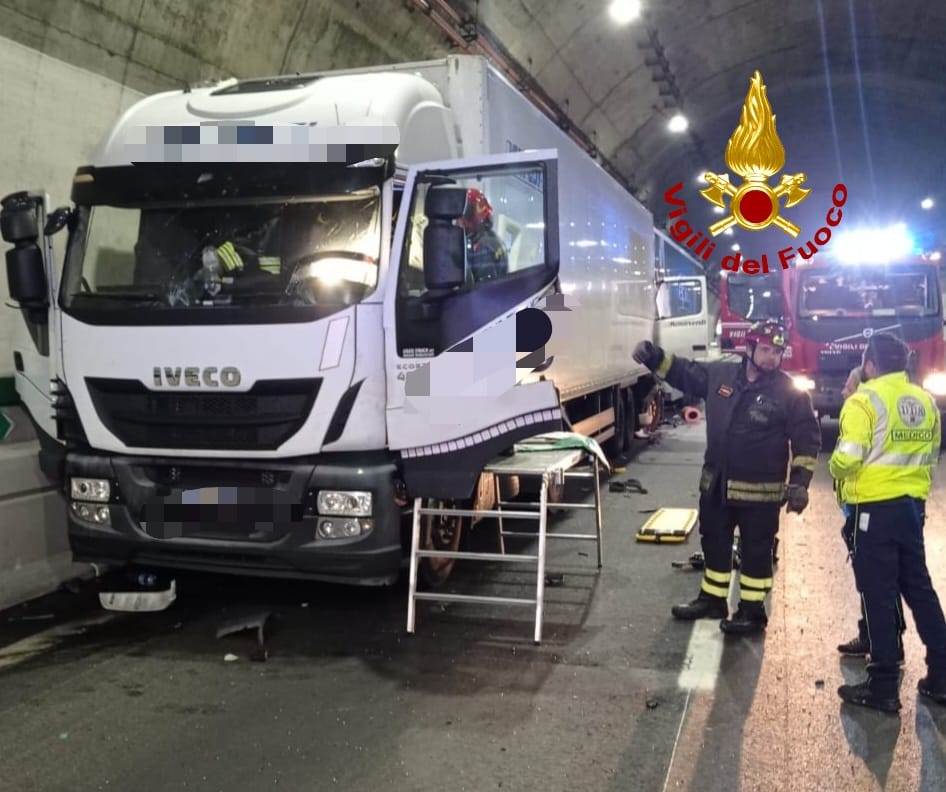 Autostrada A1: tamponamento fra tir a Calenzano nella galleria Santa Lucia, feriti i conducenti
