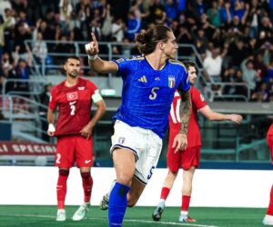 Italia batte ancora la Turchia: 3-1. Mancini rischia, poi i “fidati” Calafiori e Pio Esposito segnano i gol decisivi .Pagelle