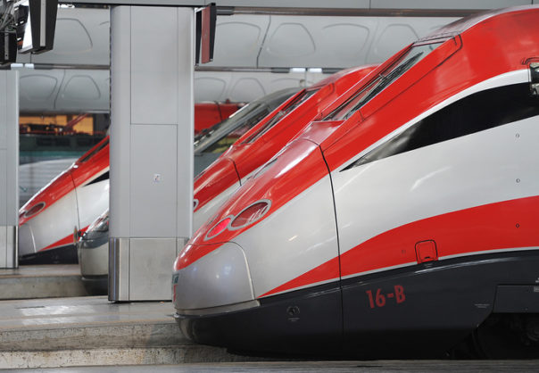 Treni, caos Alta Velocità a Roma: circolazione in tilt fra Tiburtina e Settebagni per persone sui binari. Ritardi di oltre 70 minuti