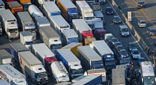 Carburanti: il governo approva il decreto per trasportatori, agricoltori, pescatori. Meloni: «I blocchi vanno rimossi».