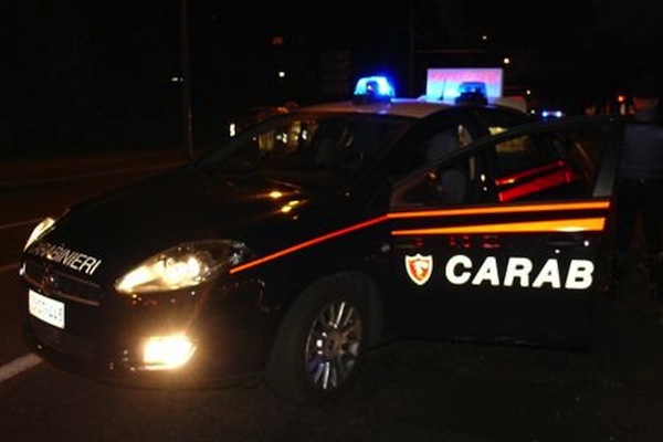 Arezzo: assalto nella notte in azienda orafa, auto bruciate e alberi per bloccare le strade. Arrestata banda di 8 persone