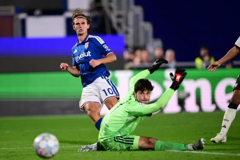 Champions: Como “asfalta” il Manchester United (4-1). Doppietta di Nico Paz. Ovazione per Fabregas
