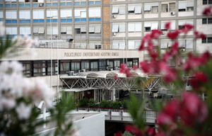 Papa Leone operato positivamente al Gemelli: é rientrato nella stanza