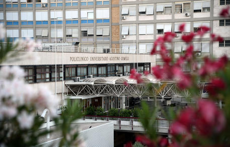 Papa Leone operato positivamente al Gemelli: é rientrato nella stanza