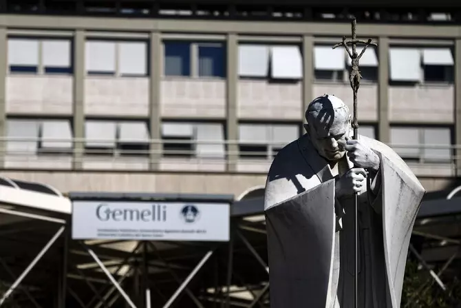 Papa Leone XIV: ha mangiato e ha iniziato a camminare. Decorso post-operatorio regolare