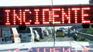 Autostrada A1: Tir si ribalta nella galleria Sparvo, fra Badia e bivio Panoramica, perdendo il carico. Tratto chiuso in direzione nord