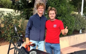 Sinner: patente per la moto dopo cinque tentativi. Svelato il tabellone del Six Kings Slam: debutto con De Minaur