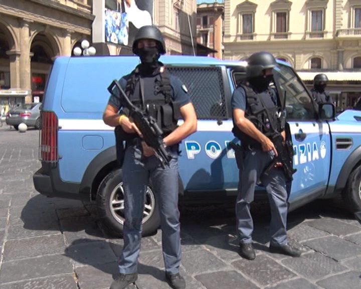 Manifestazione Firenze: tensione sul Ponte Santa Trinita, bloccato accesso al corteo in via Tornabuoni. Scontri con la polizia