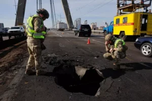 Ucraina: colpito ponte di Kiev durante la visita di Merz. Che dice: “Se la Russia non sarà fermata, attaccherà anche noi”