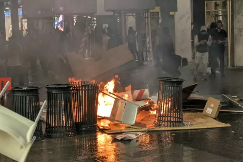 Scontri in piazza, il “movimento”: “Mobilitazione permanente ogni sabato”. 14 agenti feriti. 271 persone in questura. 32 arrestate