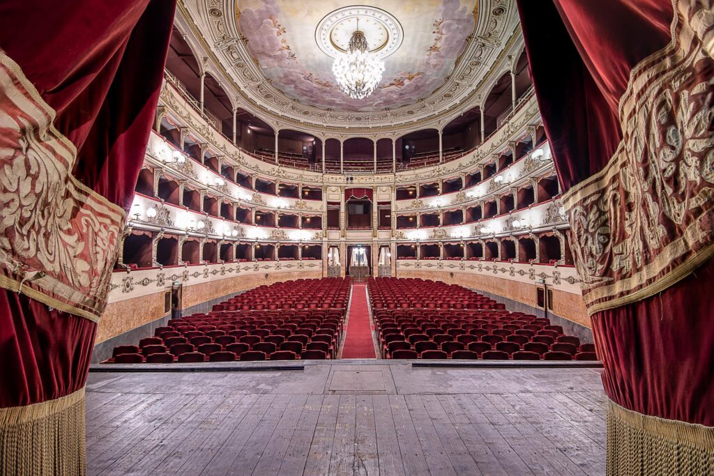 Sciopero teatri: anche in Toscana stop per il rinnovo del contratto. Salari fermi al 2018