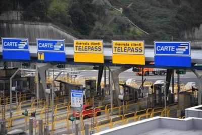 Caro carburanti: protesta di tir e trattori, blocco al casello A1 Valdichiana da lunedì 26