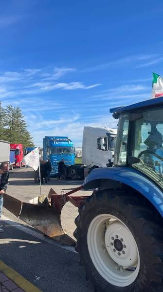 Autostrada A1: manifestazione con trattori e Tir fuori dal casello Valdichiana. Le richieste di agricoltori e camionisti