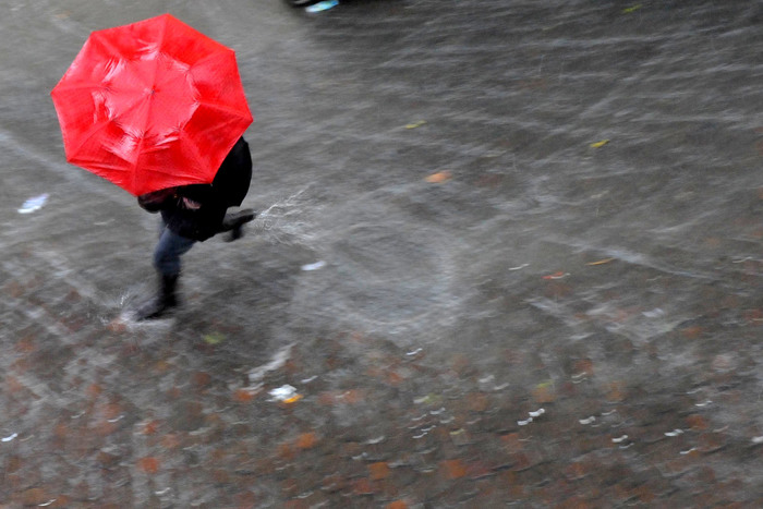 Maltempo in Toscana: pioggia e temporali, codice giallo fino a stasera. Le zone a rischio